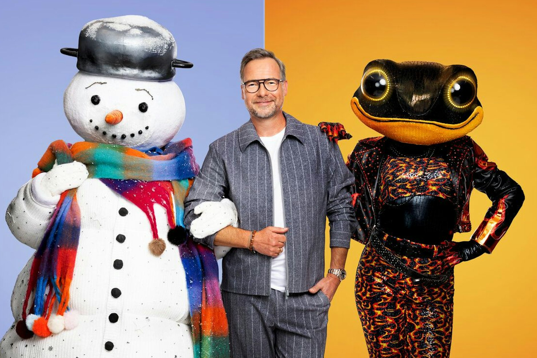 Moderator Matthias Opdenhövel mit den ersten beiden Masken der neuen Staffel Masked Singer: Feuersalamander und Schneemann treten dieses Mal an.