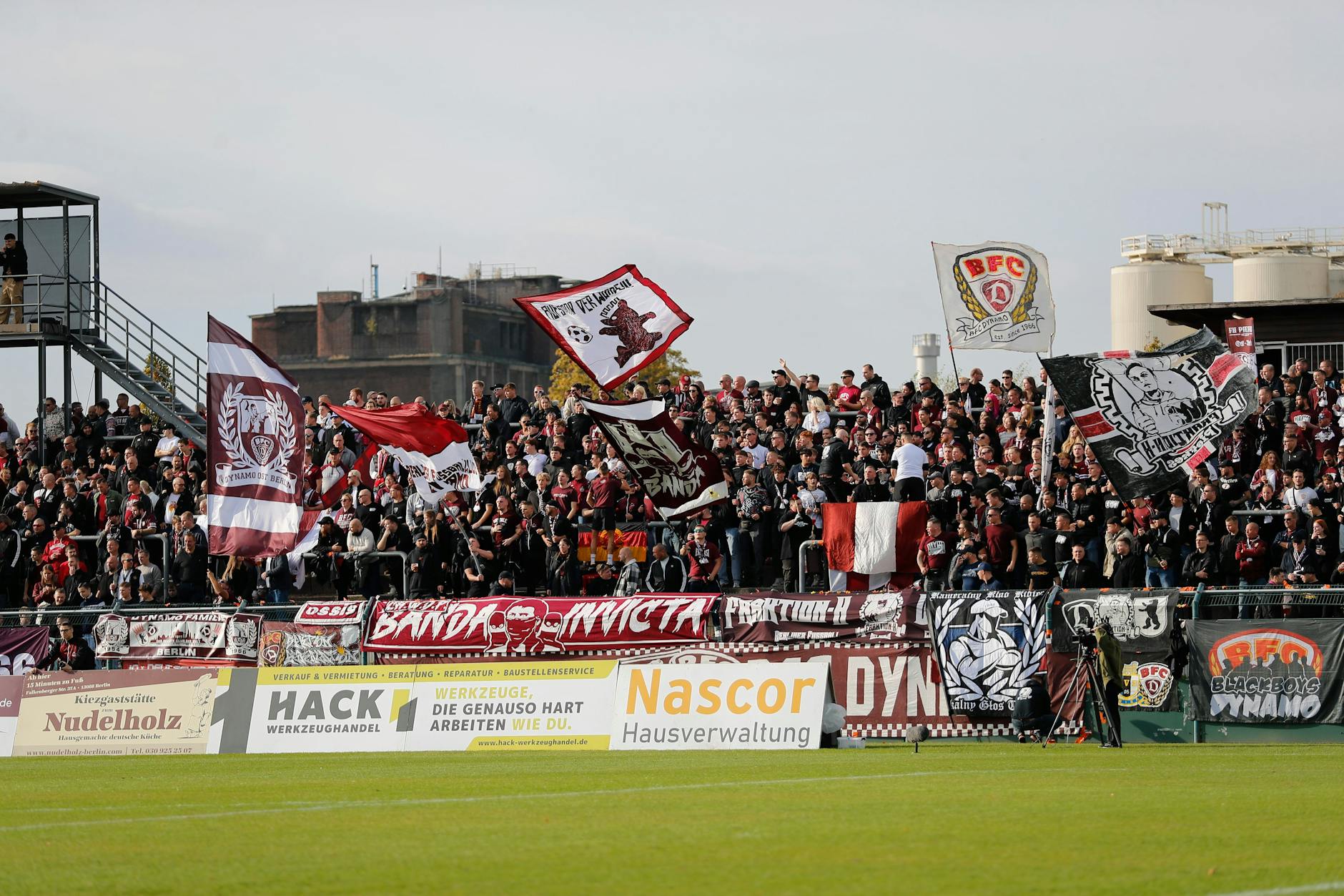 Die Fans des BFC Dynamo machen immer ihre Welle. Auch wenn es derzeit in der Regionalliga für ihre Lieblinge nicht nach Wunsch läuft.