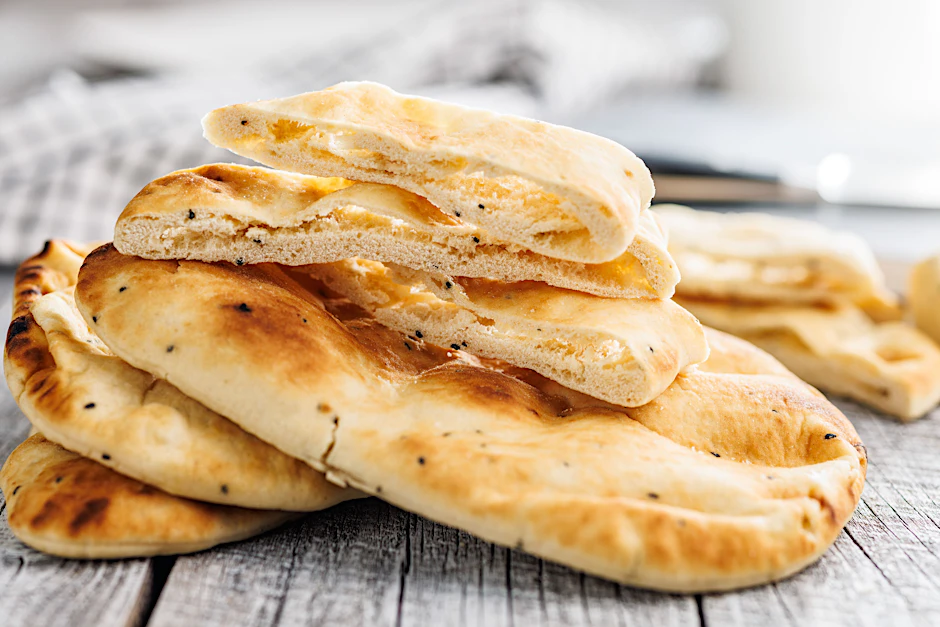 Das knusprige Fladenbrot schmeckt prima zu herzhaften Dips und wird frisch in der Pfanne gebacken.