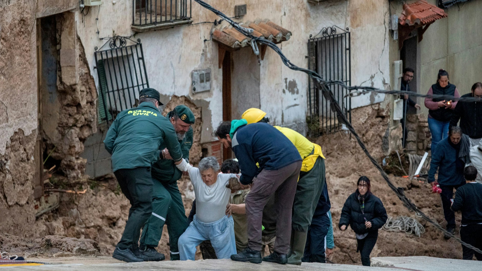 Rettungsdienst und Guardia Civil retten Menschen aus den zerstörten Häusern in&nbsp; Letur in der Provinz Albacete.