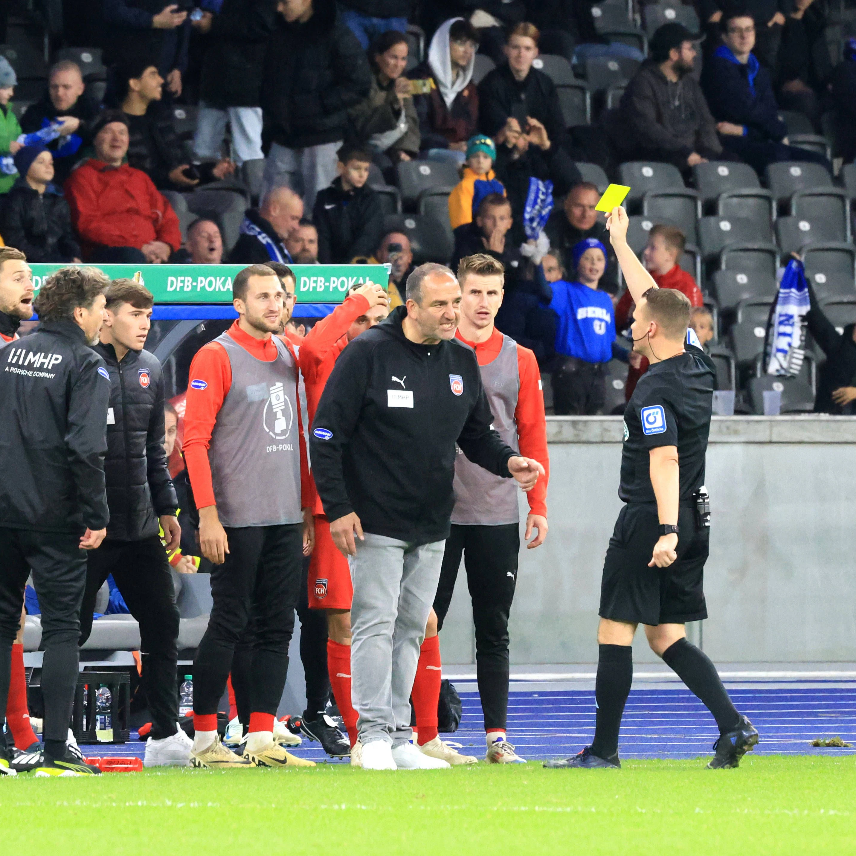Heidenheims Trainer Frank Schmidt wütete nach dem aberkannten Ausgleichstor und sah von Schiri Dr. Kampka auch noch Gelb.
