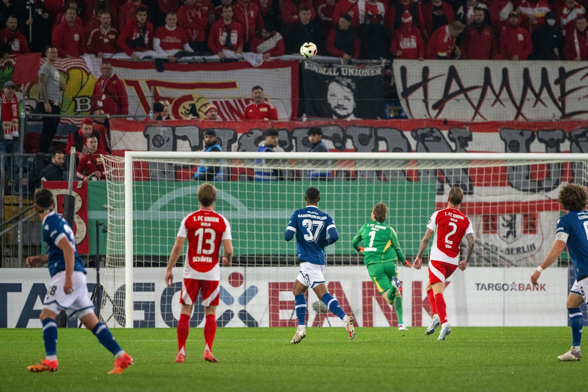 Ein Mega-Fehlpass von Andras Schäfer bringt den 1. FC Union im DFB-Pokal bei Arminia Bielefeld in Rückstand. Marius Wörl (l.) trifft aus 35 Metern ins leere Tor. 