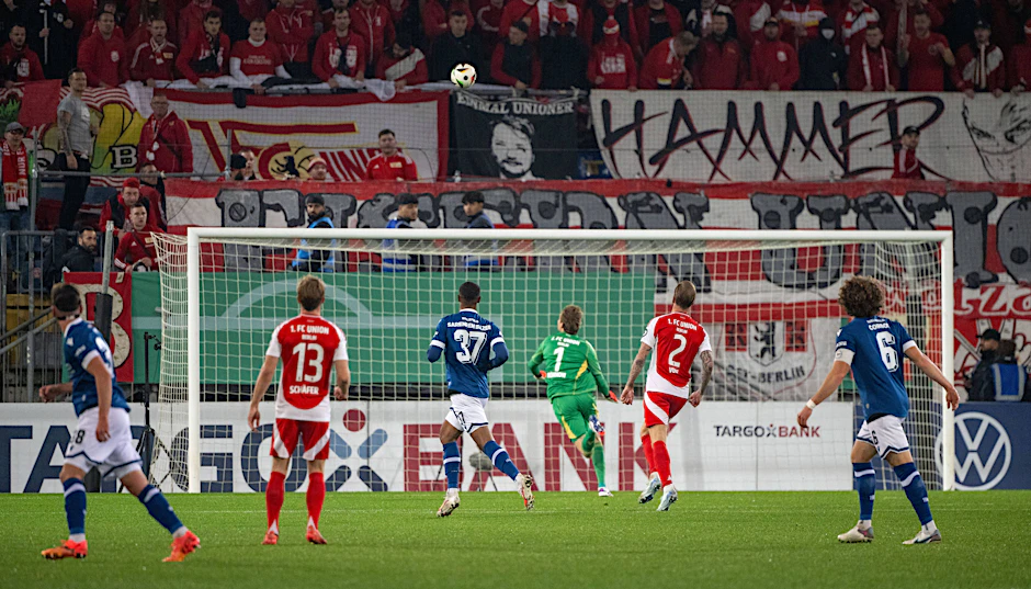 Ein Mega-Fehlpass von Andras Schäfer bringt den 1. FC Union im DFB-Pokal bei Arminia Bielefeld in Rückstand. Marius Wörl (l.) trifft aus 35 Metern ins leere Tor.&nbsp;