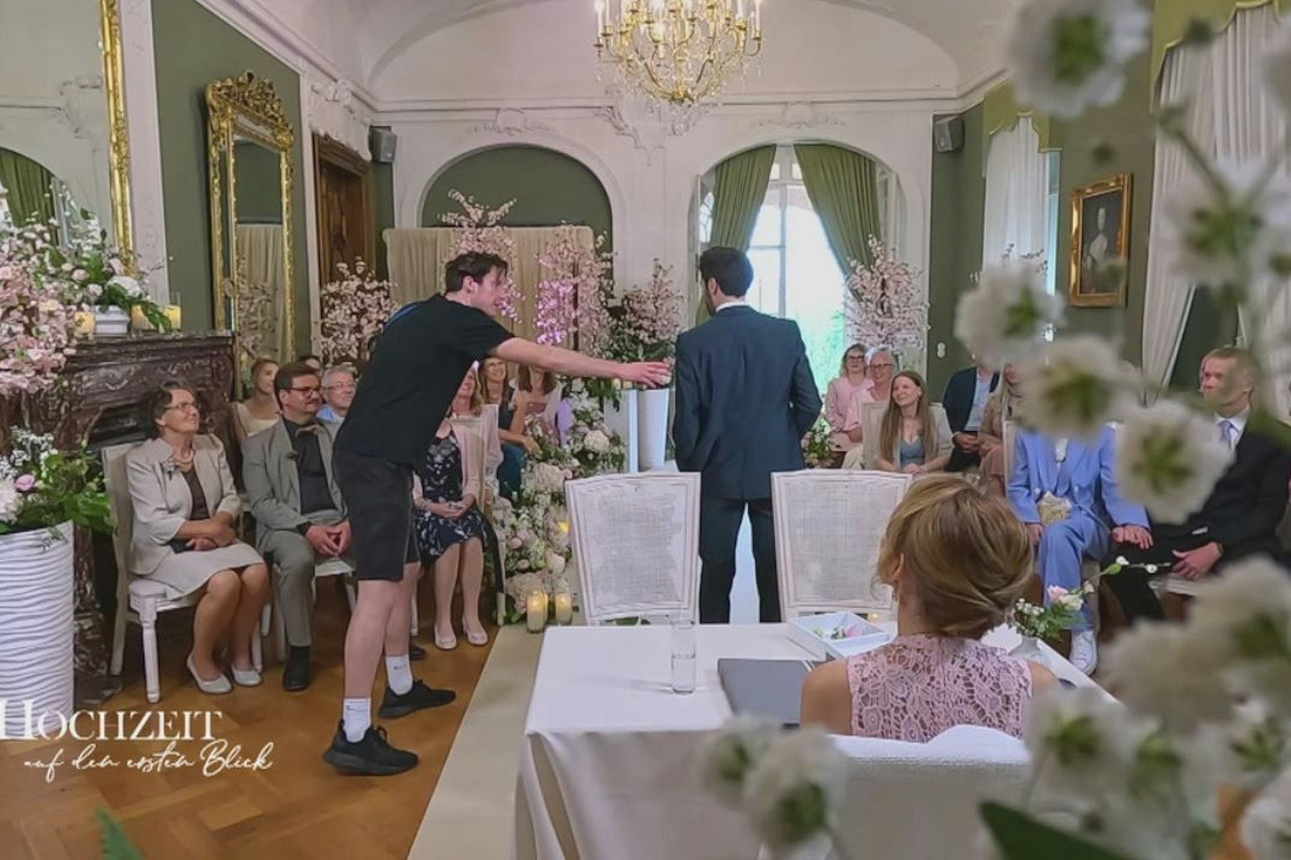 Auweia - wie peinlich: Toni hat etwas vergessen. Ein Produktionsmitarbeiter muss ihn erinnern.