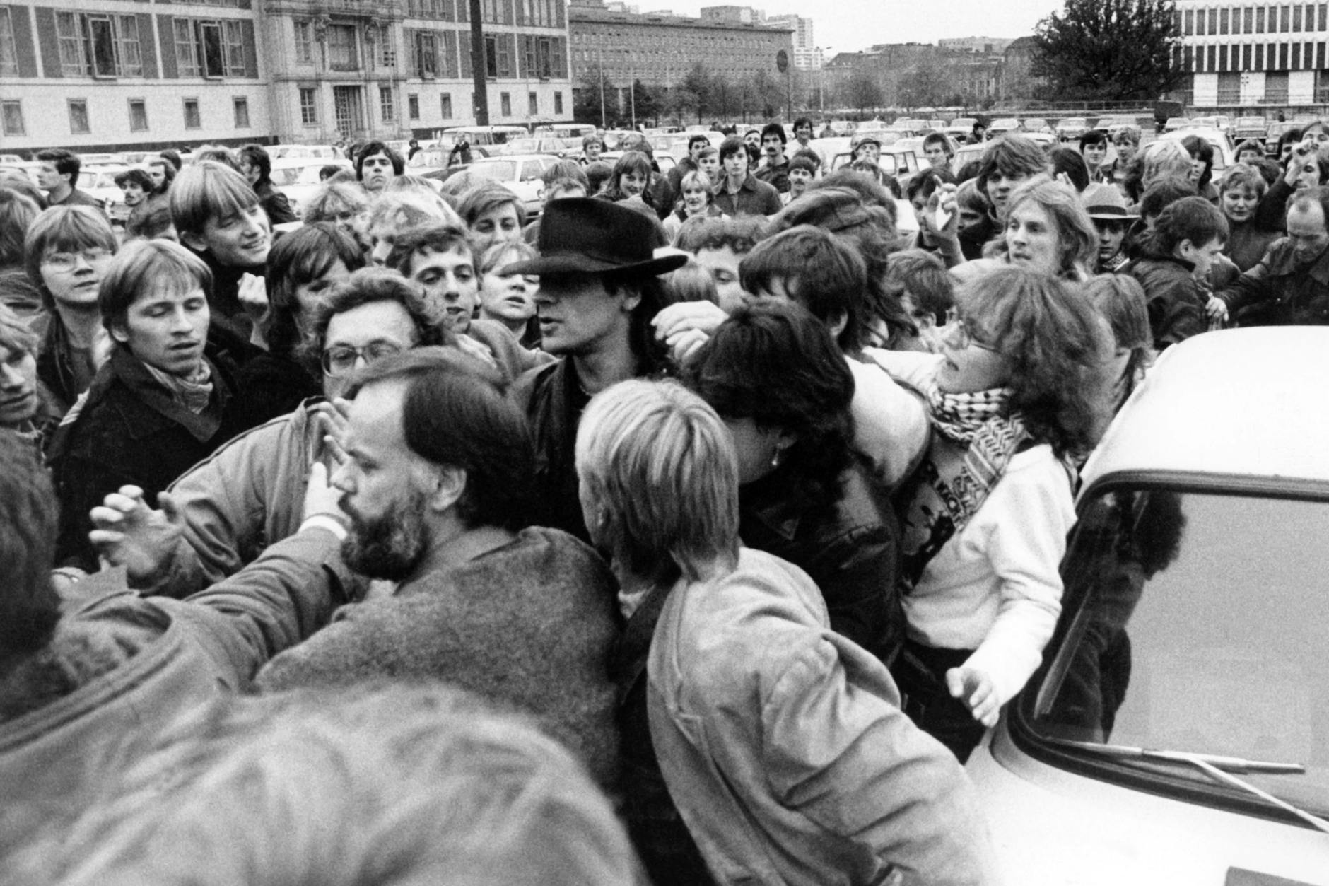 1983: Udo Lindenberg vor dem Palast der Republik