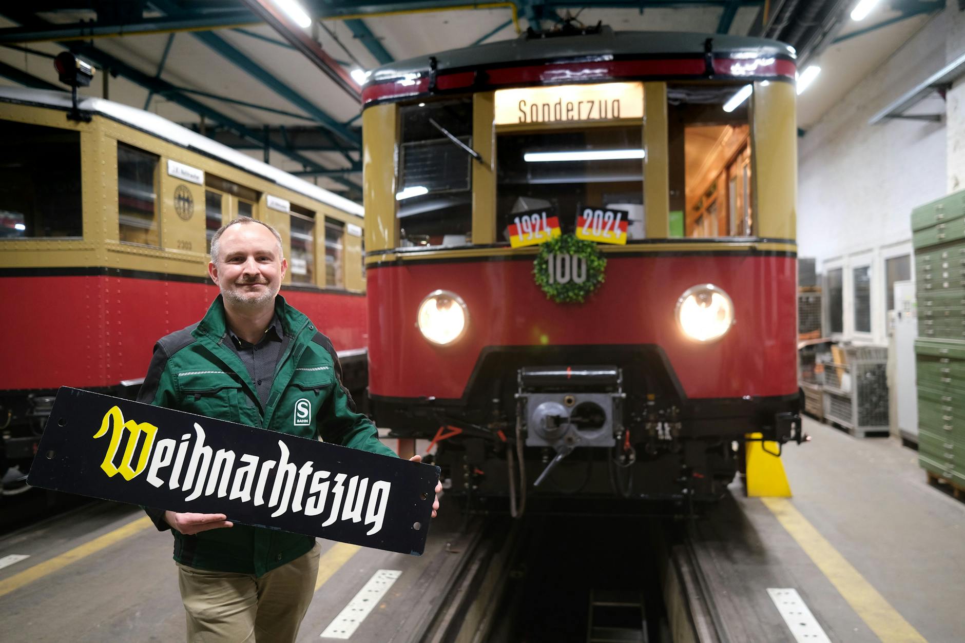 Das Zielschild wurde schon entmottet: Robin Gottschlag, Vorsitzender des Vereins Historische S-Bahn Berlin, in Erkner. Die Wagen rechts gehen ab Ende November wieder regelmäßig auf Tour.