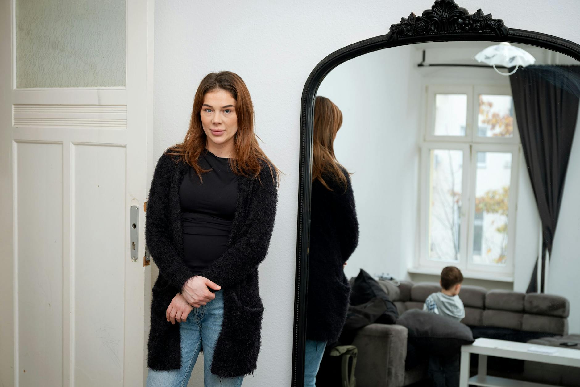 Bianca D. mit ihrem zweijährigen Sohn Achmad: Seit einem Jahr ist sie mit ihren drei Kindern wohnungslos – eine neue Wohnung ist nicht in Aussicht.