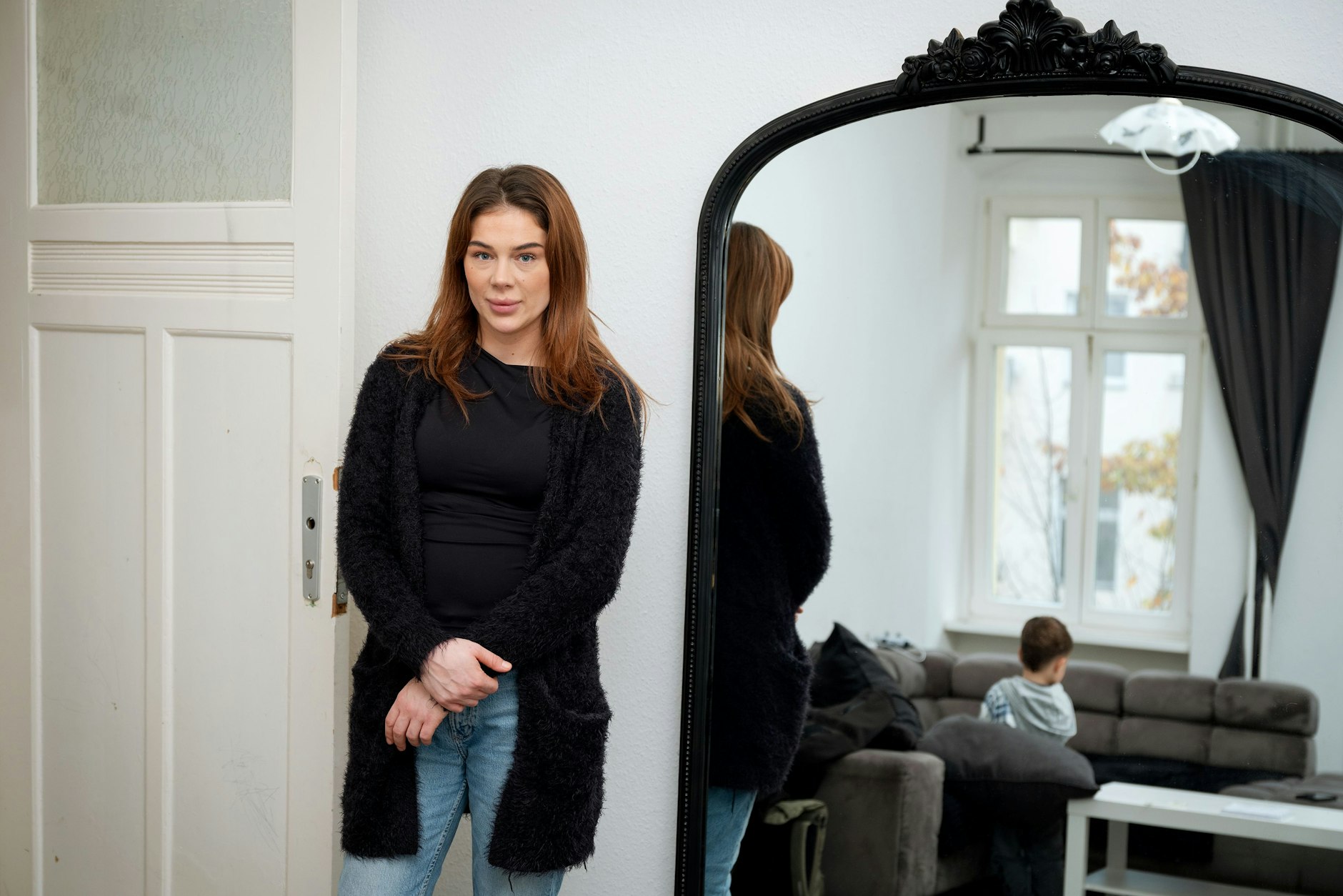 Bianca D. mit ihrem zweijährigen Sohn Achmad: Seit einem Jahr ist sie mit ihren drei Kindern wohnungslos – eine neue Wohnung ist nicht in Aussicht.
