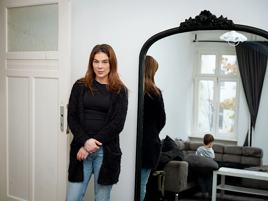 Bianca D. mit ihrem zweijährigen Sohn Achmad: Seit einem Jahr ist sie mit ihren drei Kindern wohnungslos – eine neue Wohnung ist nicht in Aussicht.
            