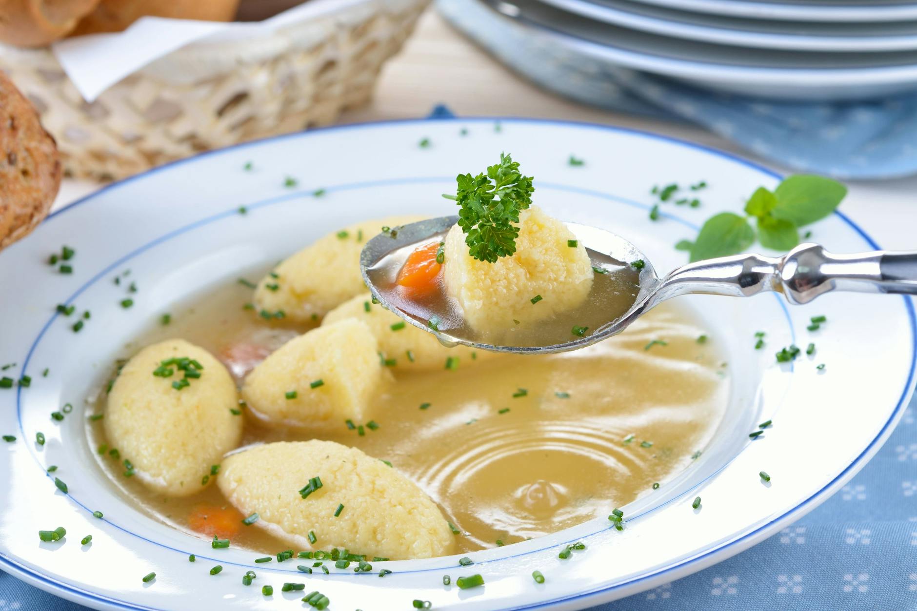 Grießklößchensuppe ist ein feiner, köstlicher Seelenwärmer.