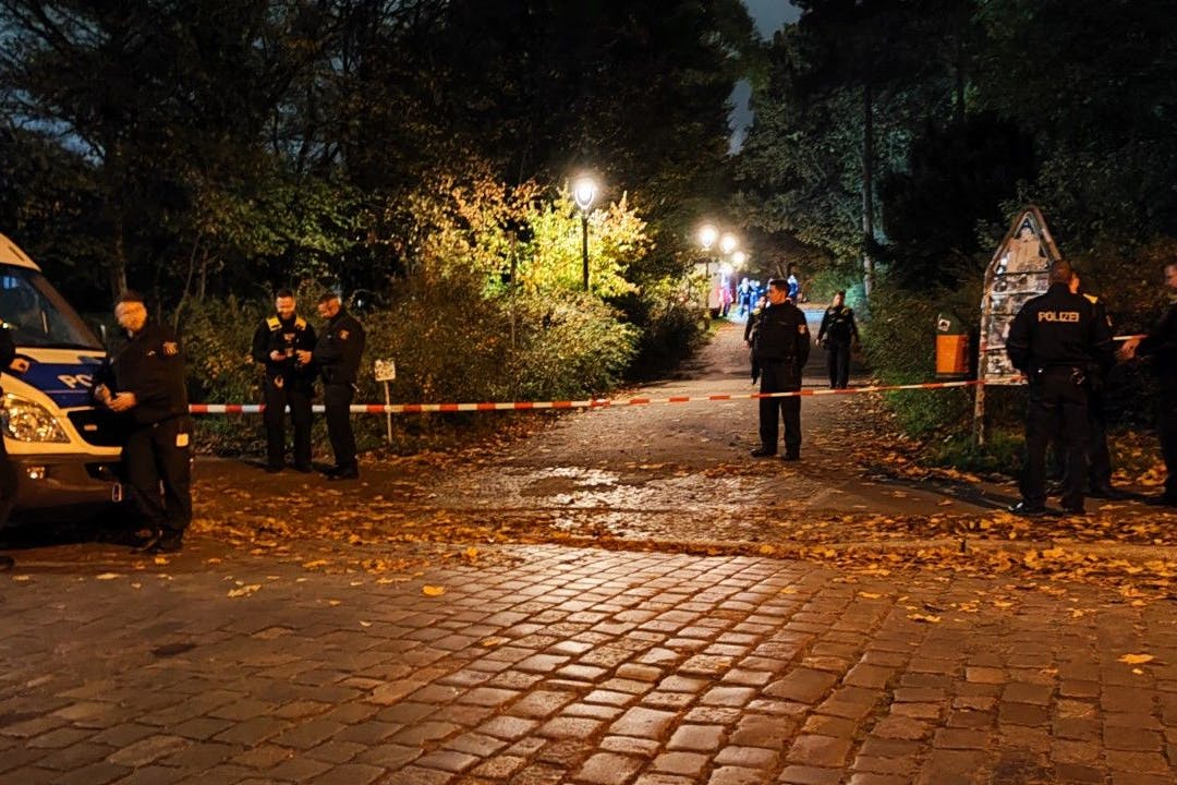 Die Polizisten sprengten die verdächtige Substanz im Park kontrolliert.