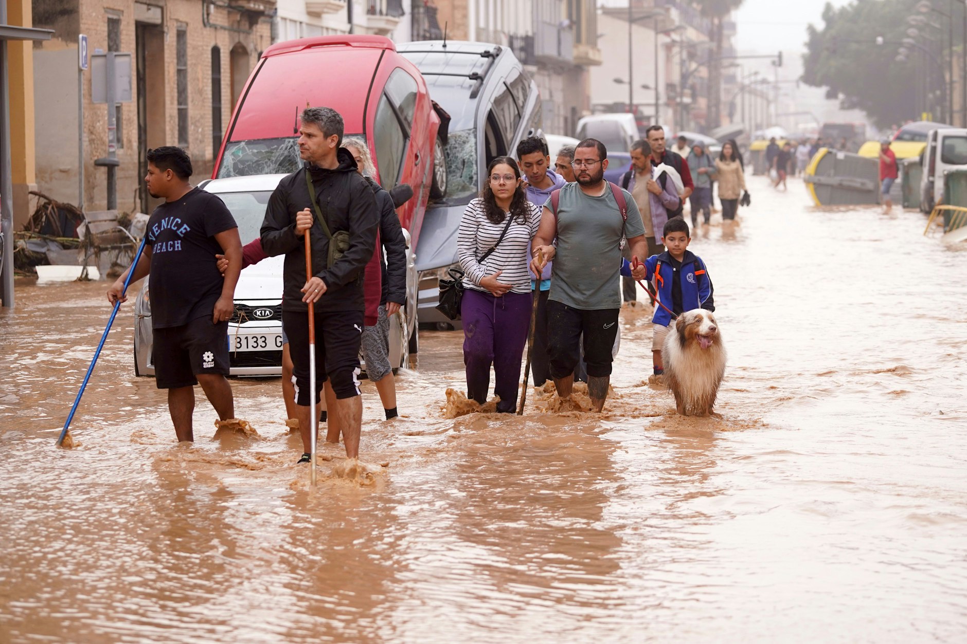 Menschen waten durch überflutete Straßen in Valencia. Mindestens 95 Tote gab es in Spanien durch die heftigen Regenfälle.