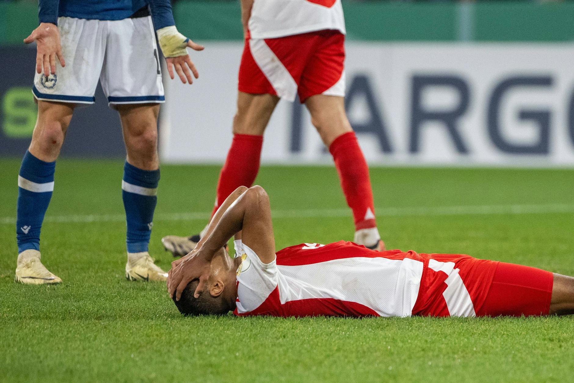 Unions Danilho Doekhi ärgert sich über eine vergebene Torchance.