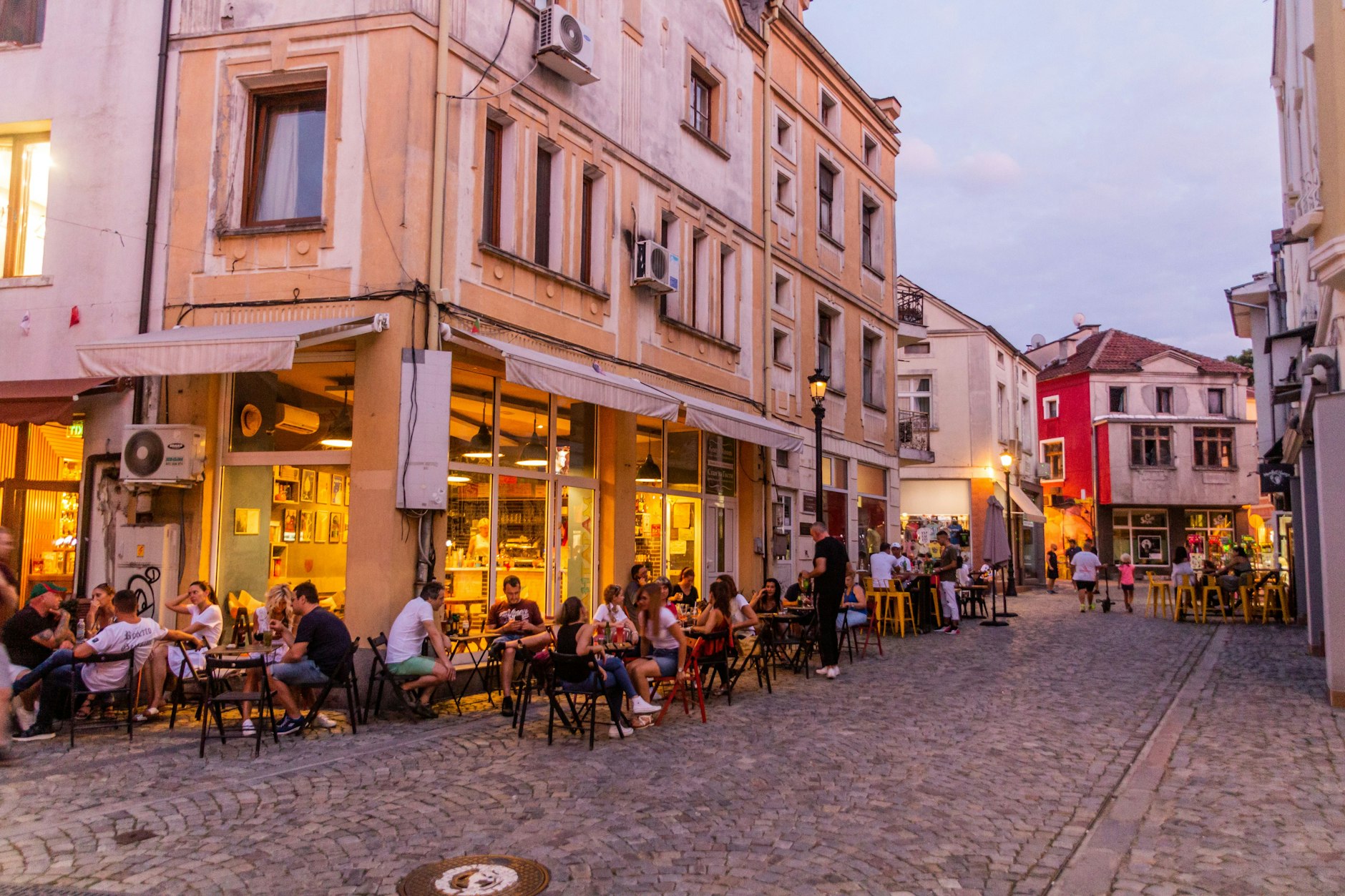 Die Altstadt von Plowdiw: Typisch für die Atmosphäre sind die engen Gassen und die historischen Hausfassaden.