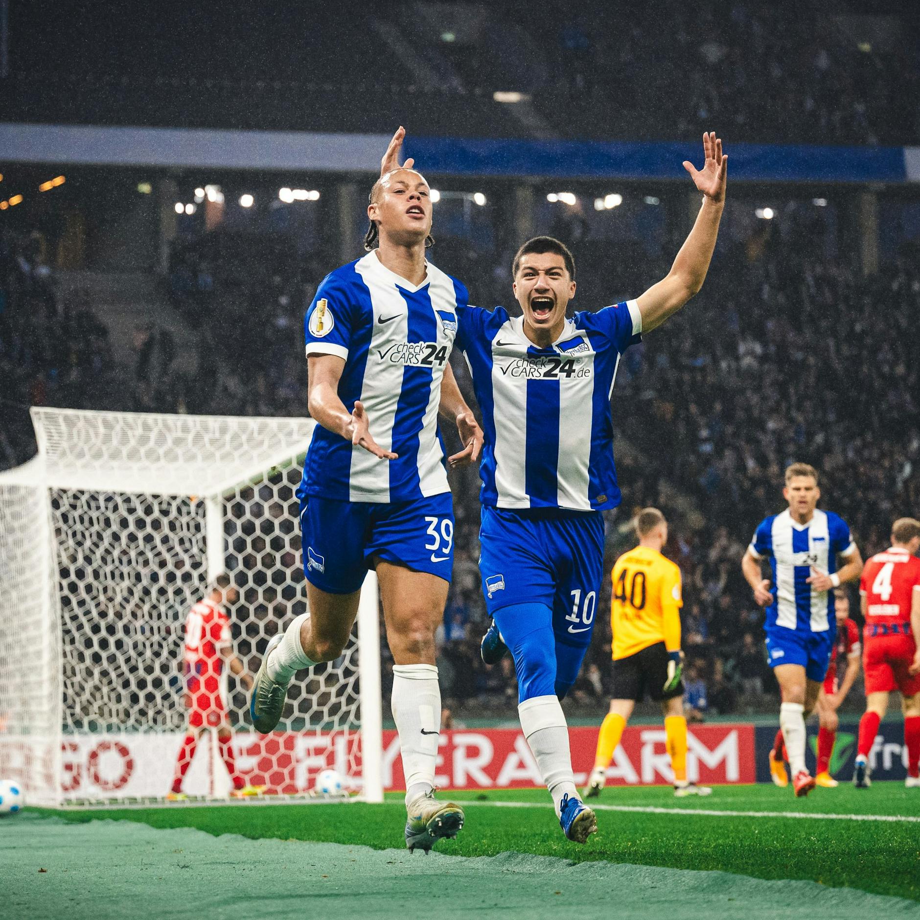 Ibo Maza und Torschütze Derry Scherhant jubeln über das 1:0 in der 16. Minute.