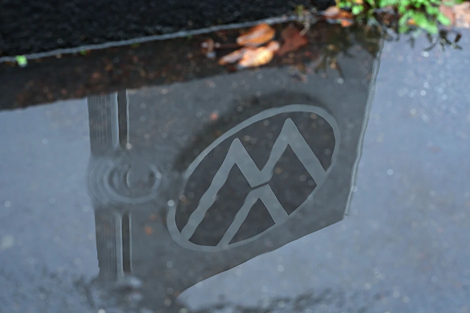 In einer Pfütze spiegelt sich das VW-Logo wieder.