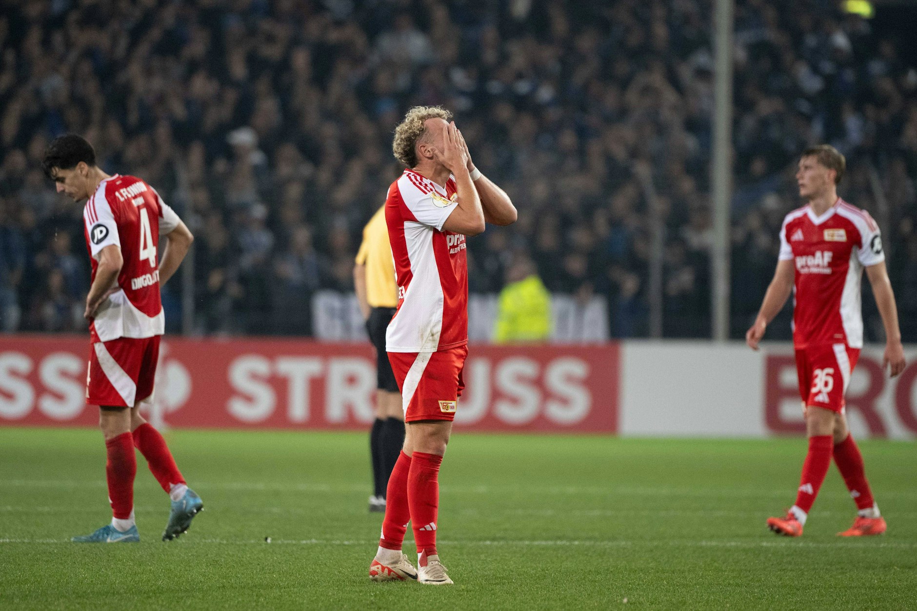 Benedict Hollerbach (M.) kann es nicht fassen: Die Auswärts-Allergie des 1. FC Union sorgt für das Aus im DFB-Pokal in Bielefeld.&nbsp;