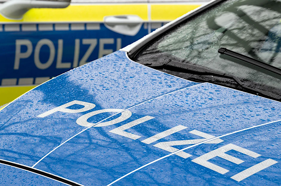 Die Polizei hat einen Tatverdächtigen identifiziert und festgenommen.