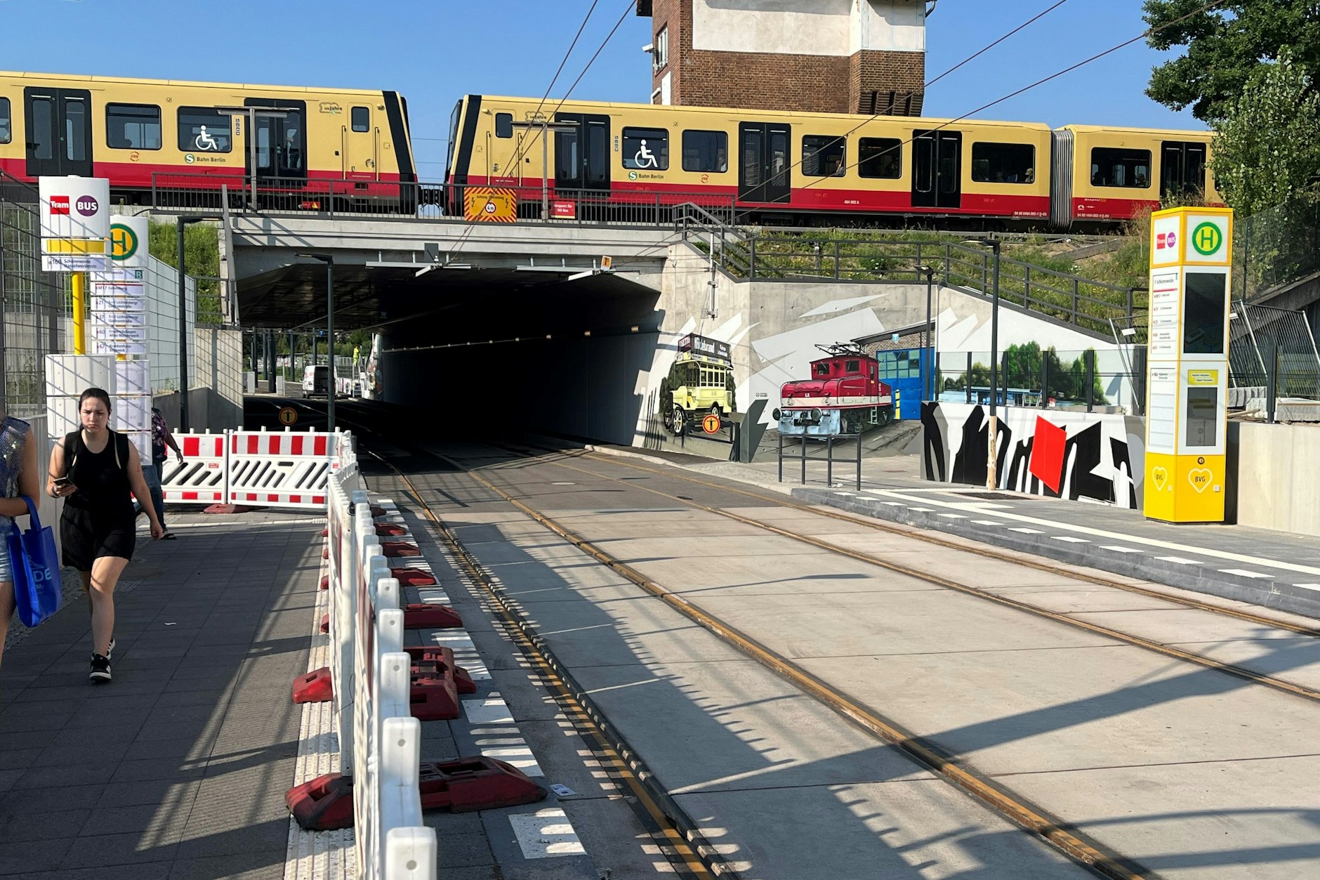 Die neue Unterführung unter dem Bahndamm am Bahnhof Schöneweide. Erst in Sommer 2024 wurden die neuen Tram-Gleise fertig.