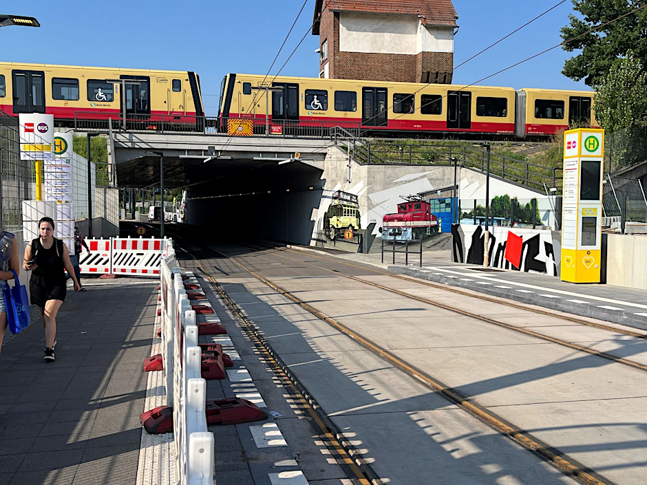 Die neue Unterführung unter dem Bahndamm am Bahnhof Schöneweide. Erst in Sommer 2024 wurden die neuen Tram-Gleise fertig.