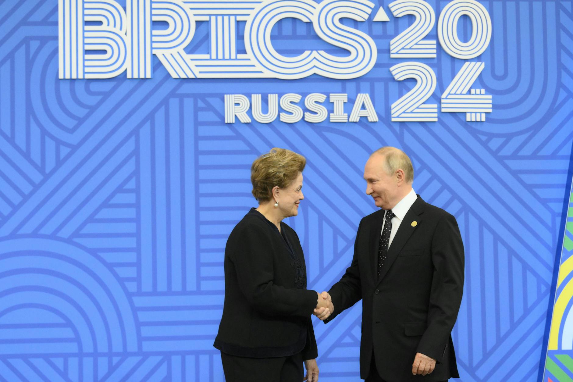 Kremlchef Wladimir Putin begrüßt auf dem Brics-Gipfel in Kasan die Leiterin der Neuen Entwicklungsbank Dilma Rousseff. 