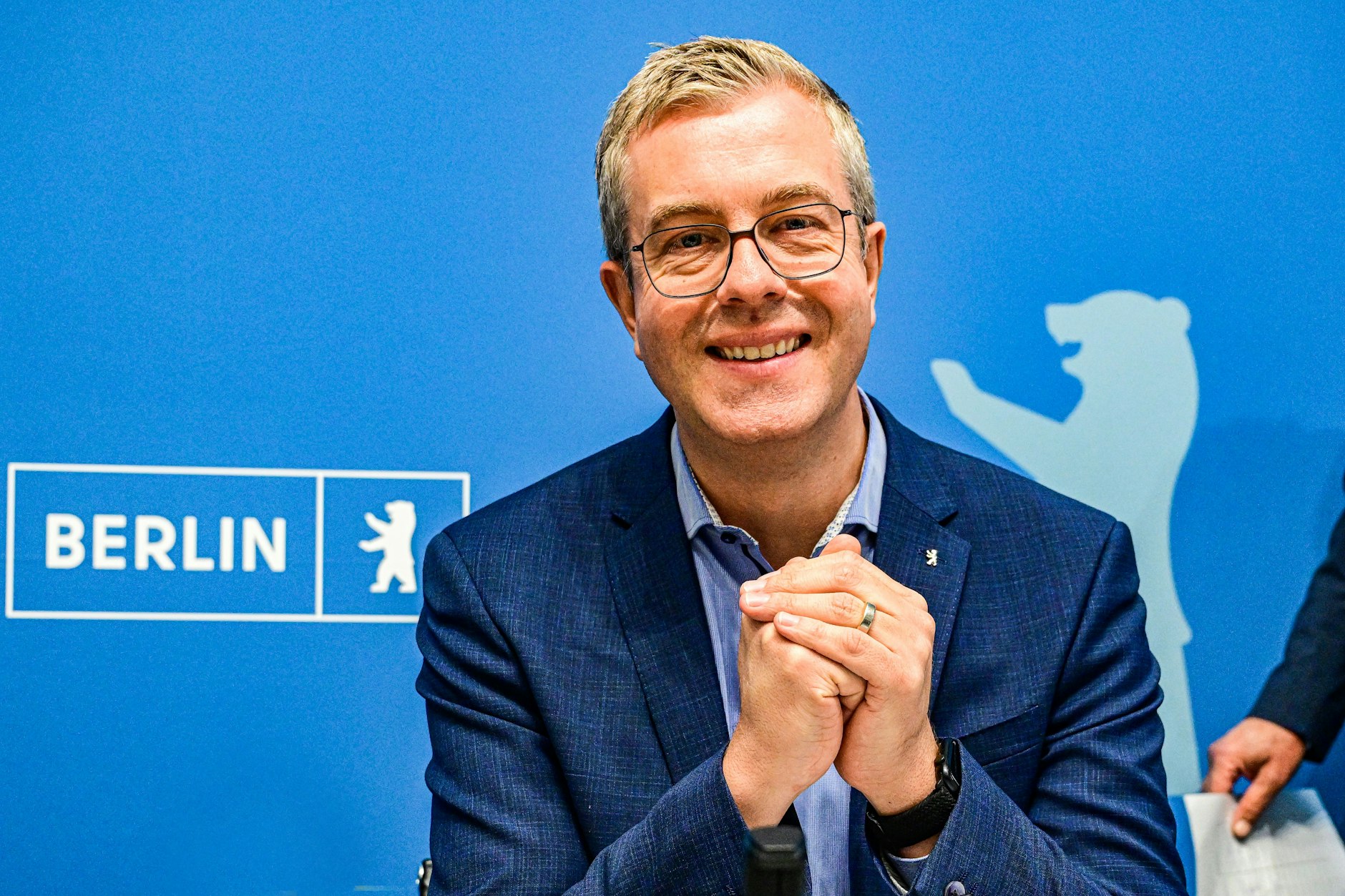 Berlins Finanzsenator Stefan Evers (CDU) sagt noch nicht, wo genau er zulangen will. Er ist nicht zu beneiden, muss Milliarden einsparen.