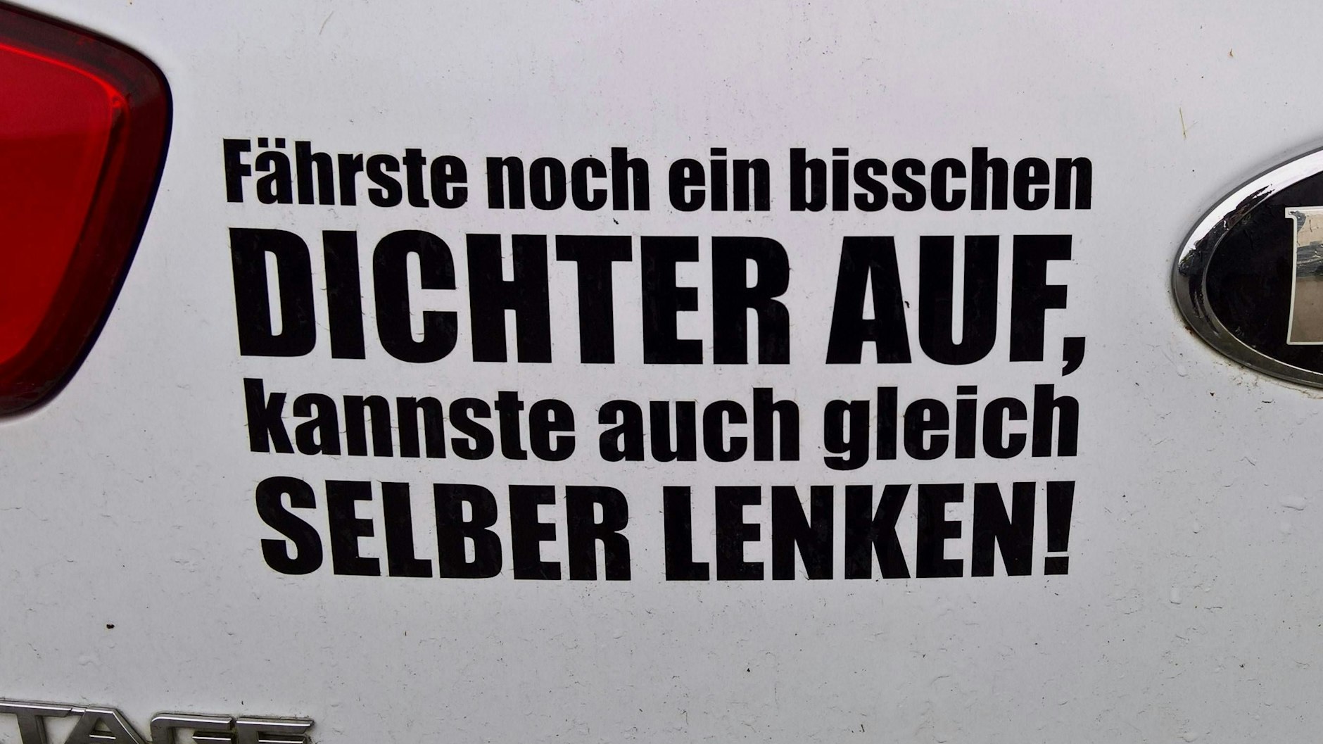 Humoriger Abstandshalter. Tatsächlich gehört zu nahes Auffahren zu den häufigsten Unfallursachen im Straßenverkehr.