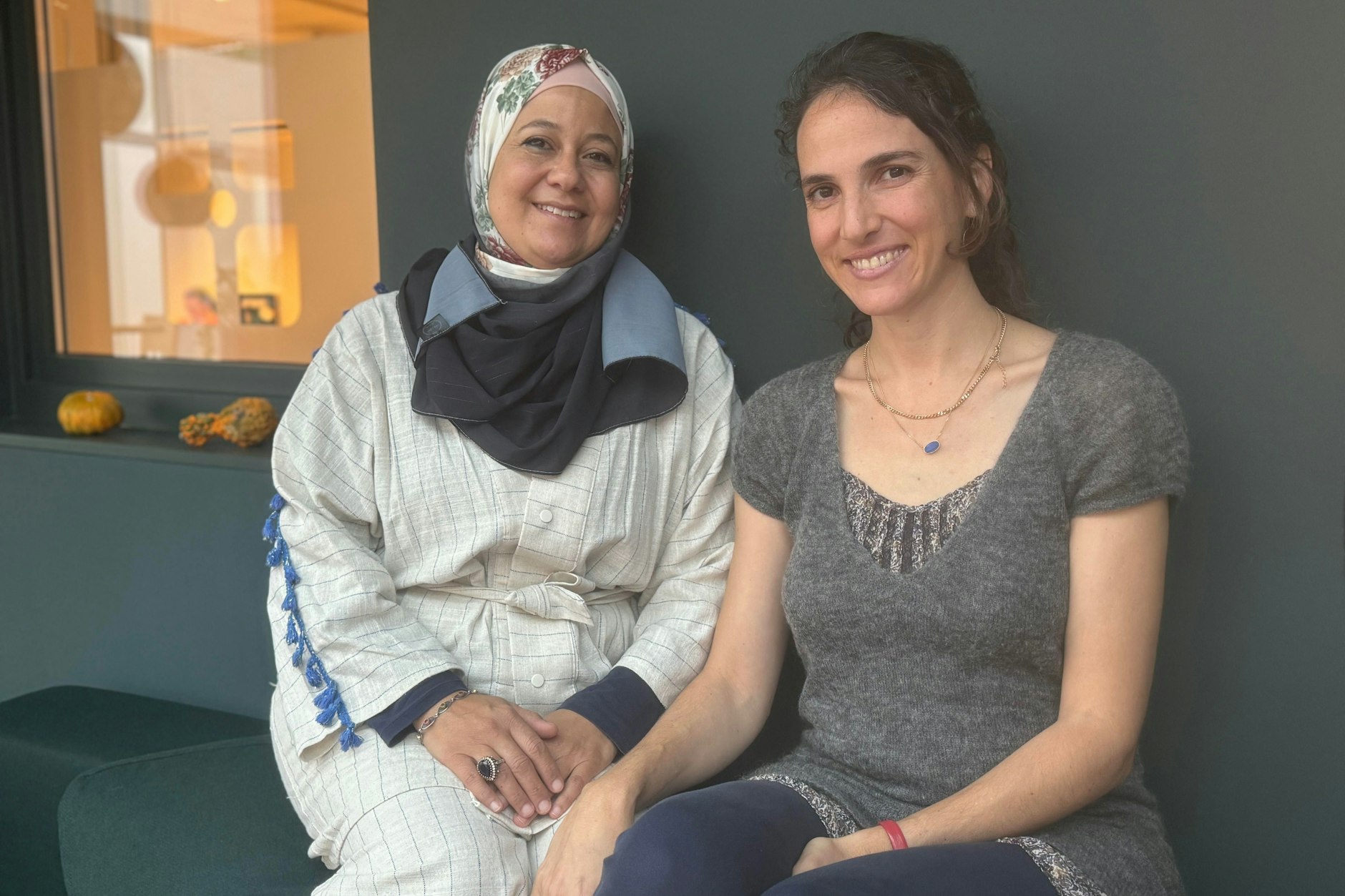 Shireen Najjar (l.) und Neriya Mark sind zusammen in der „Oase des Friedens“, Wahat Al-Salam/Newe Schalom, aufgewachsen und setzen sich für Gleichgerechtigkeit ein.