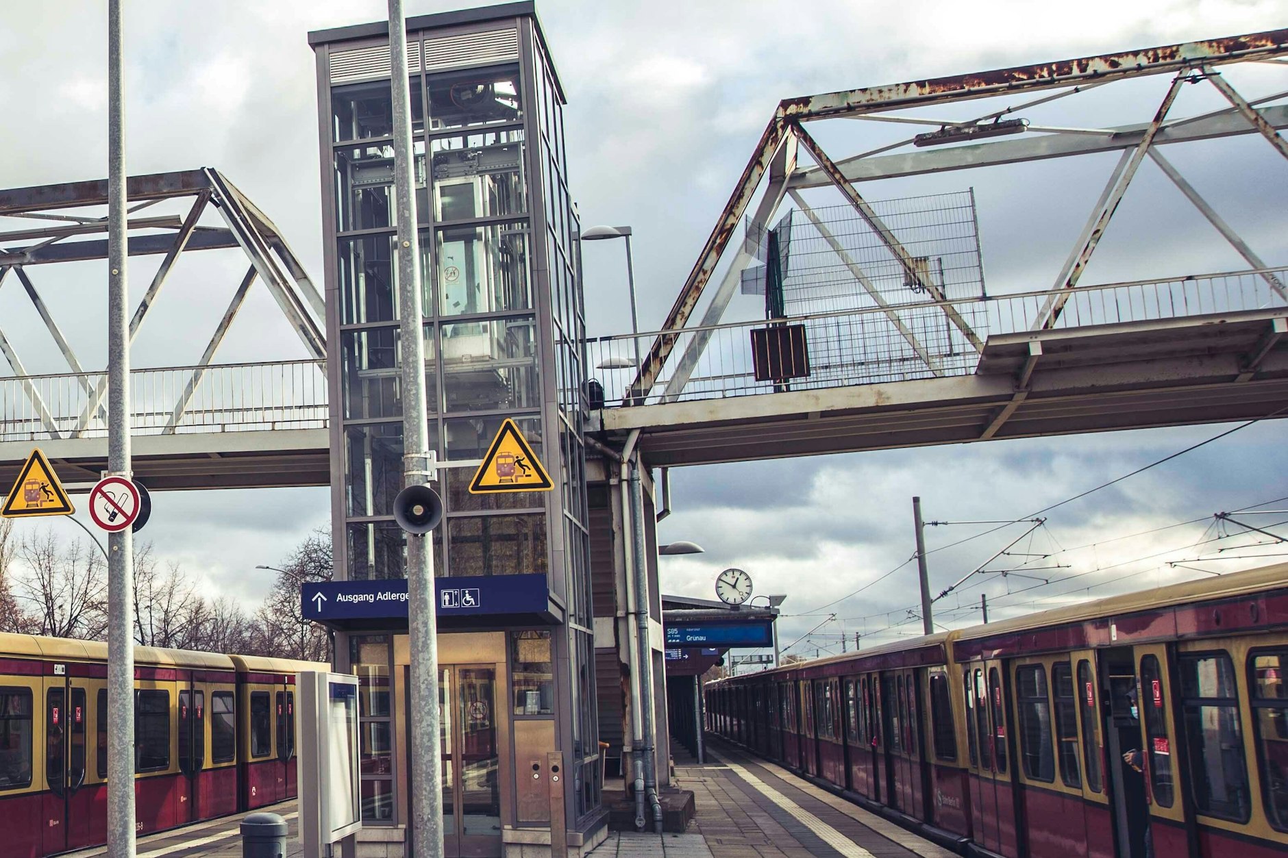 Der Bahnhof Berlin-Johannisthal: Neben diesem Fahrstuhl sollte noch ein weiterer Lift gebaut werden. Bestellt wurde er 2019. Eingebaut ist er bis heute nicht.