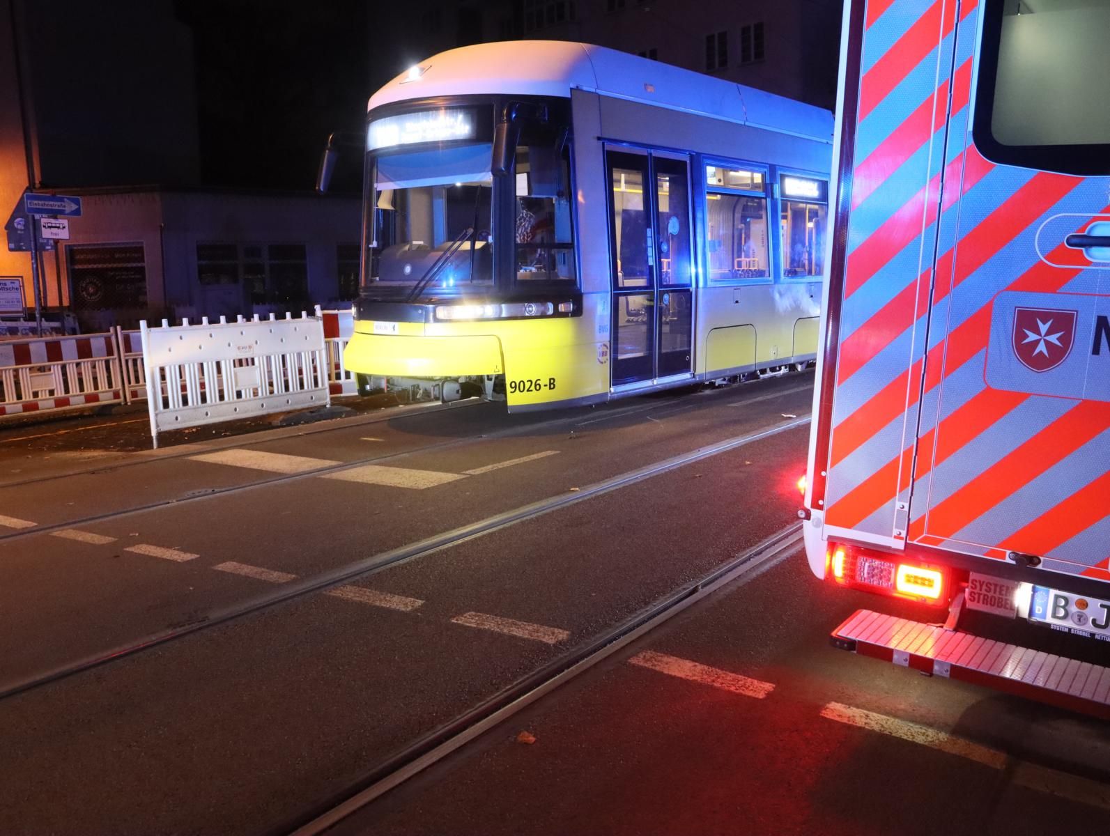 Schwerer Unfall in der Treskowallee in Karlshorst: Tram kracht mit Auto zusammen und entgleist