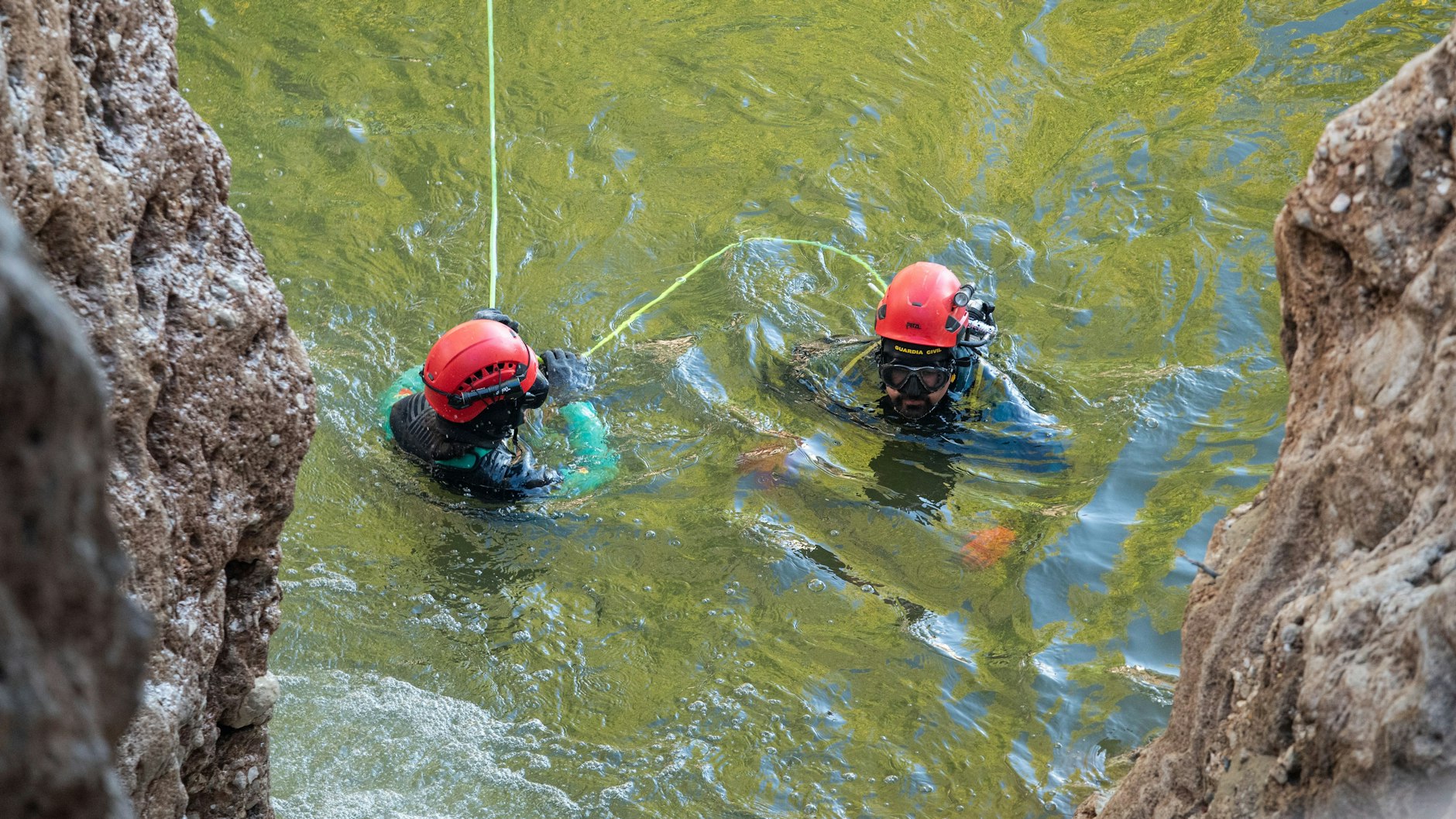 Mitarbeiter der Guardia Civil suchen bei Letur nach vermissten Personen in einem Fluss.