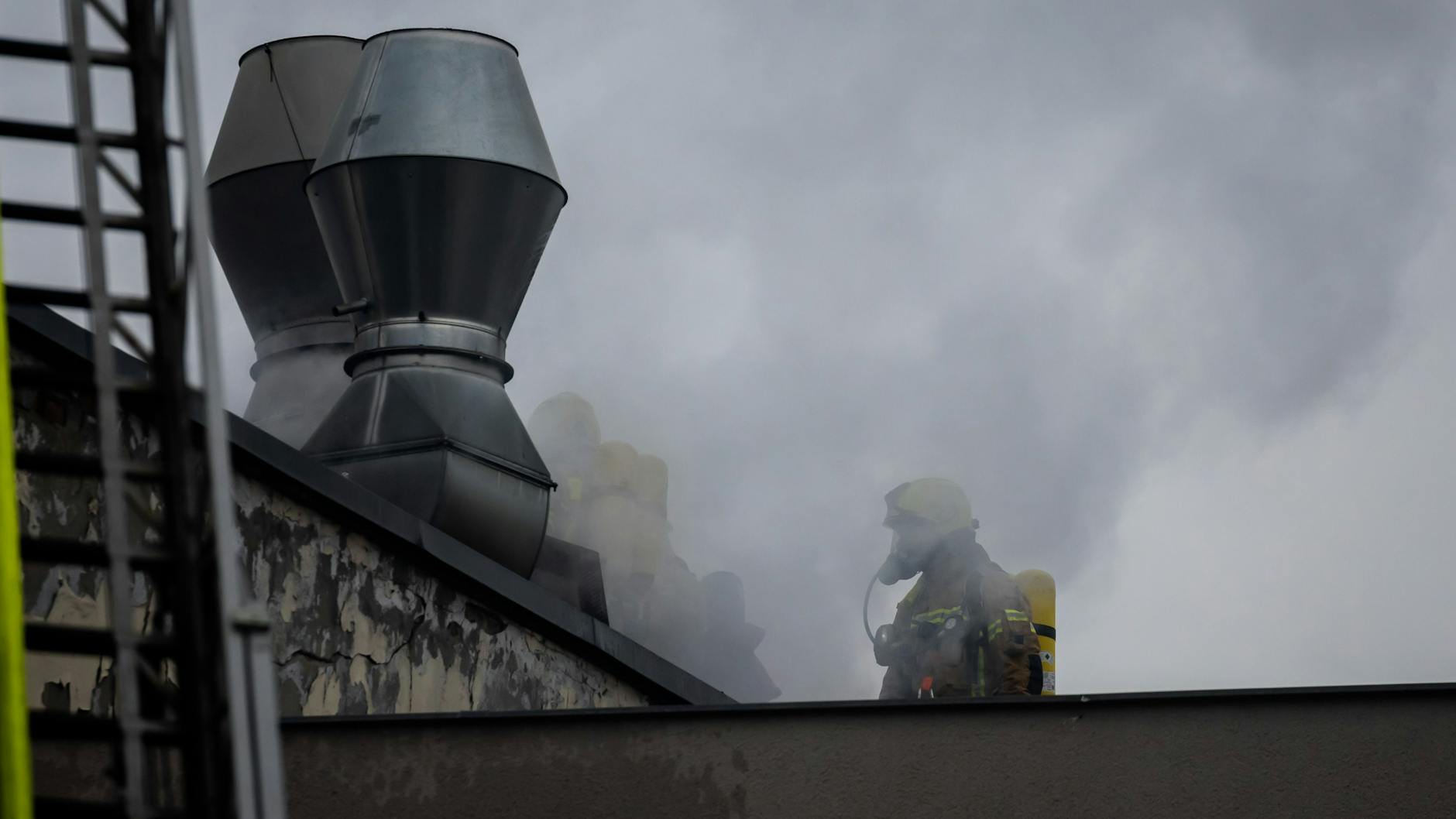 Der Brand in Mitte hatte sich über Lüftungsrohre auch schnell bis zum Dachgeschoss ausgebreitet.