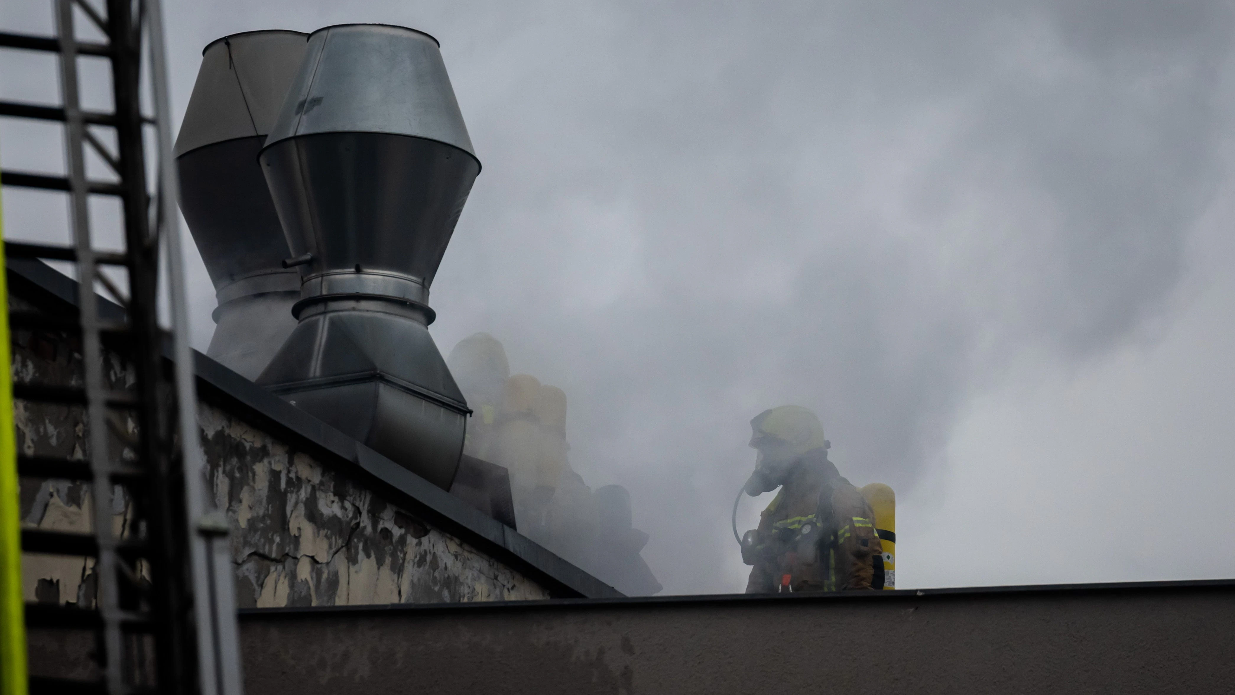 Der Brand in Mitte hatte sich über Lüftungsrohre auch schnell bis zum Dachgeschoss ausgebreitet.