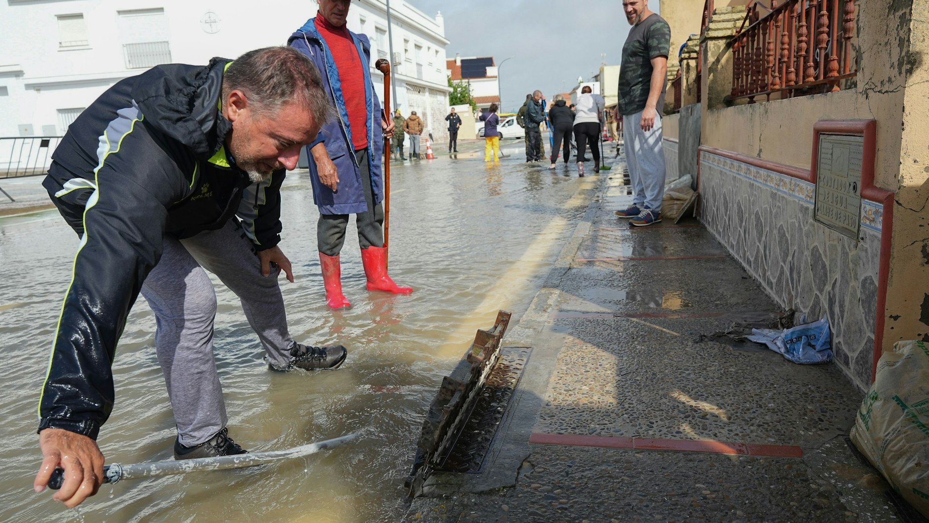 Anwohner der Straße Buen Pastor in San Fernando versuchen einen Abwasserkanal zu befreien. 