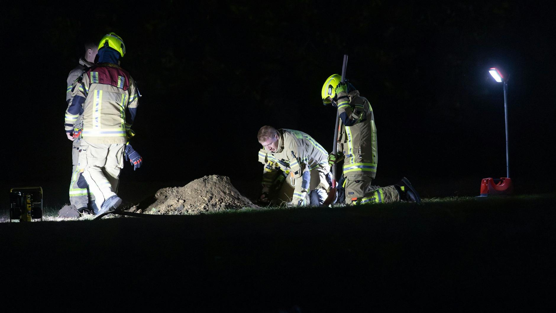 Die Feuerwehr buddelte Löcher für die Sprengung der hochexplosiven Substanz.
