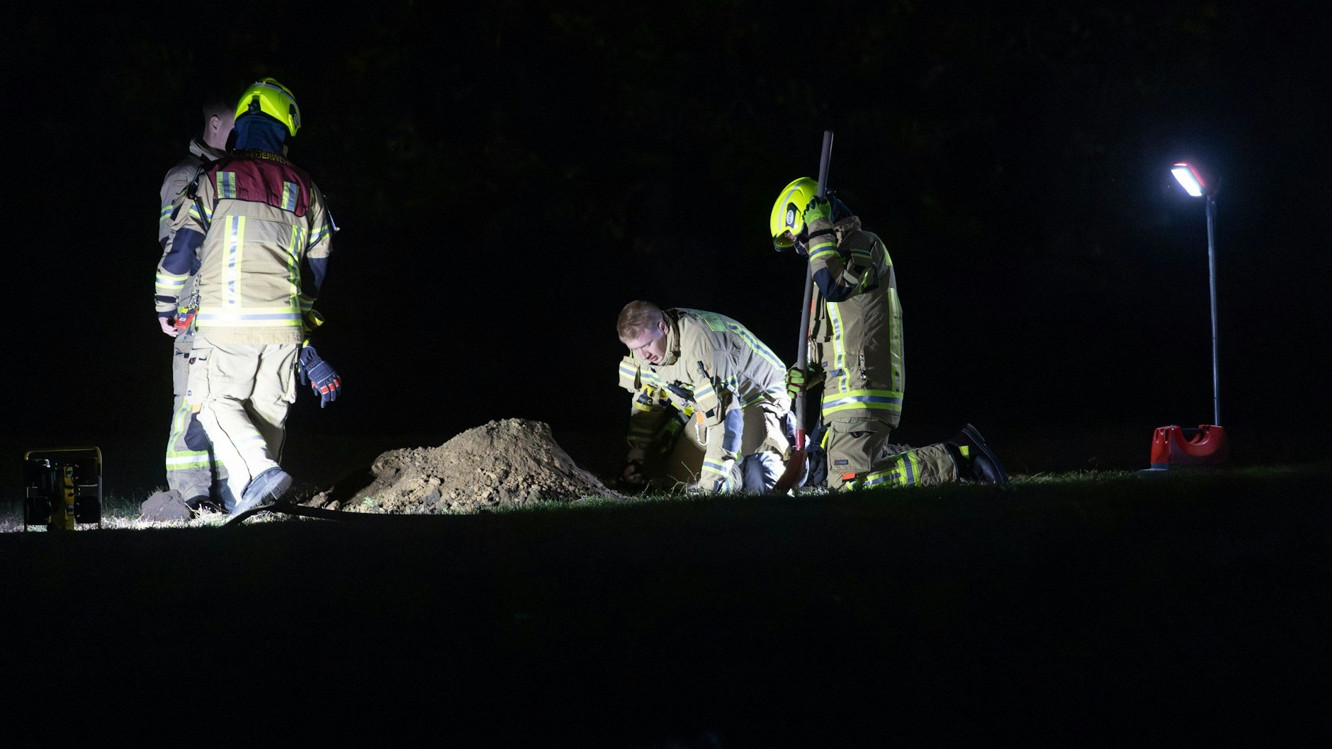 Die Feuerwehr buddelte Löcher für die Sprengung der hochexplosiven Substanz.