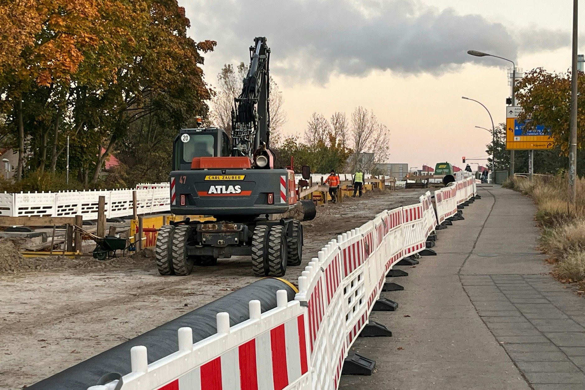 Bis Ende April sollen sich die Bauarbeiten an der Wegedornbrücke noch hinziehen. Die Fertigstellung verschiebt sich immer mehr.