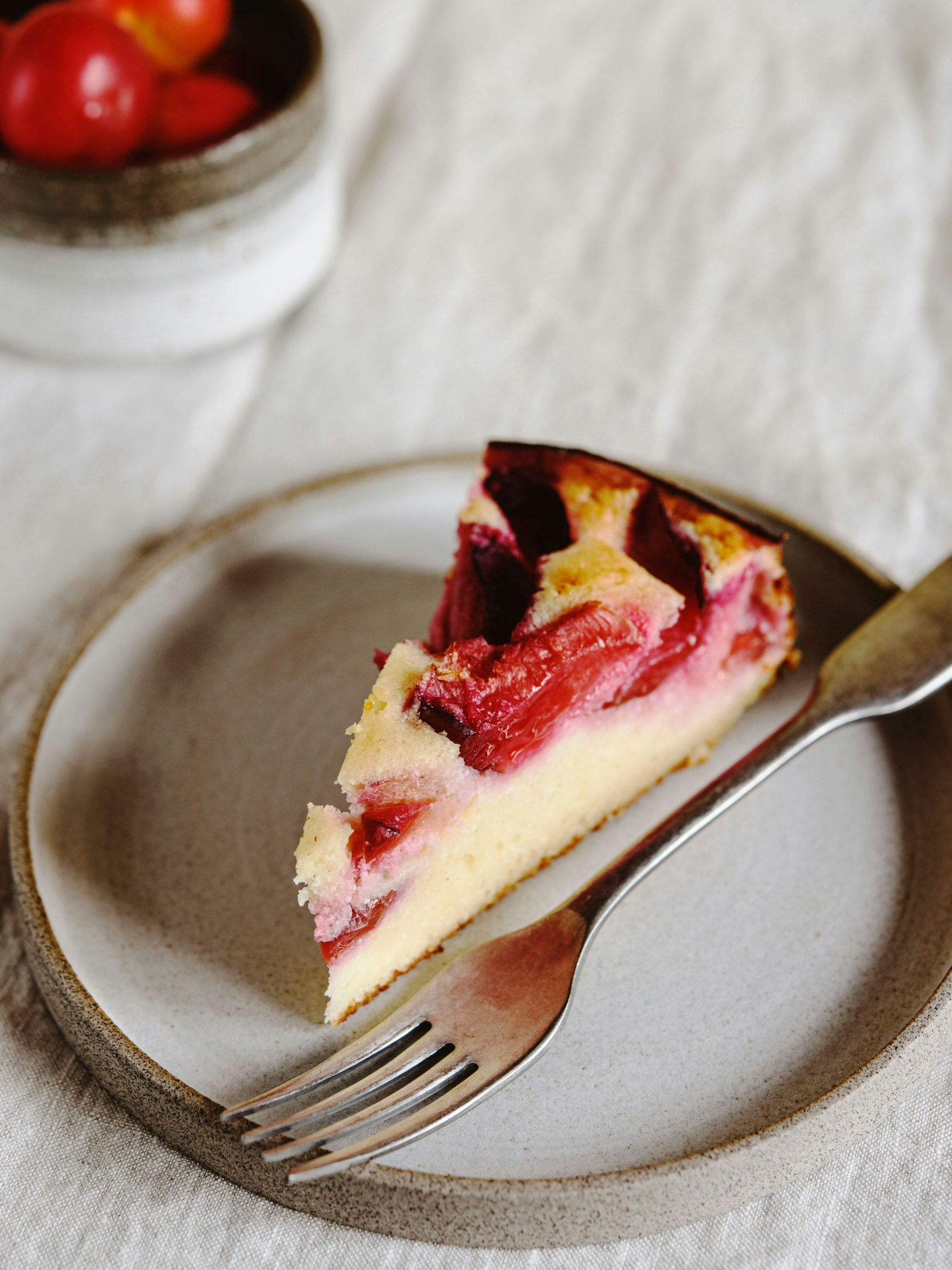 So ein Pflaumenkuchen kann nicht nur zum Nachmittagskaffee, sondern auch gut als Nachtisch serviert werden.