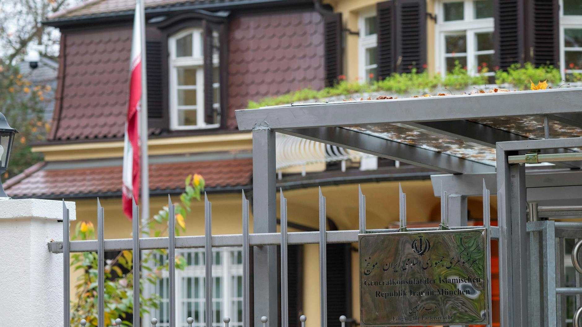 Auch das iranische Generalkonsulat in München wird dicht gemacht.