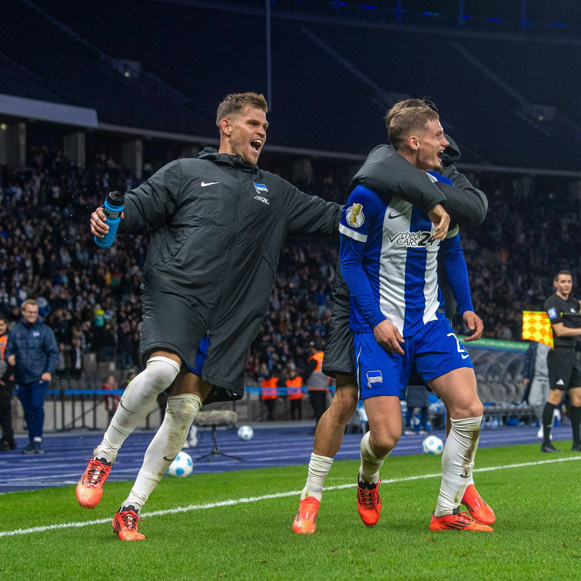 Florian Niederlechner jubelt mit 2:0-Torschütze Michael Cuisance.
