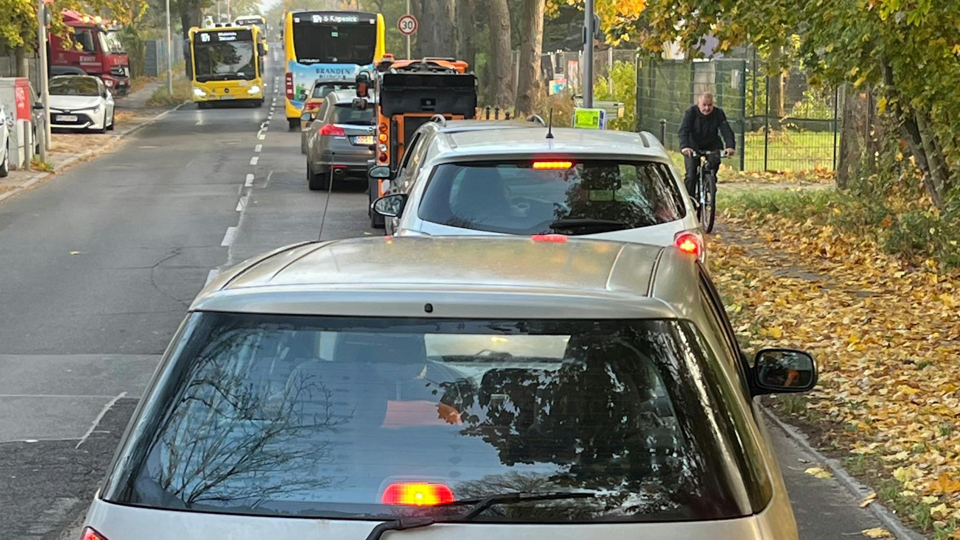 Derzeit staut sich der Verkehr auf der Umleitungsstrecke für die Wegedornbrücke massiv.