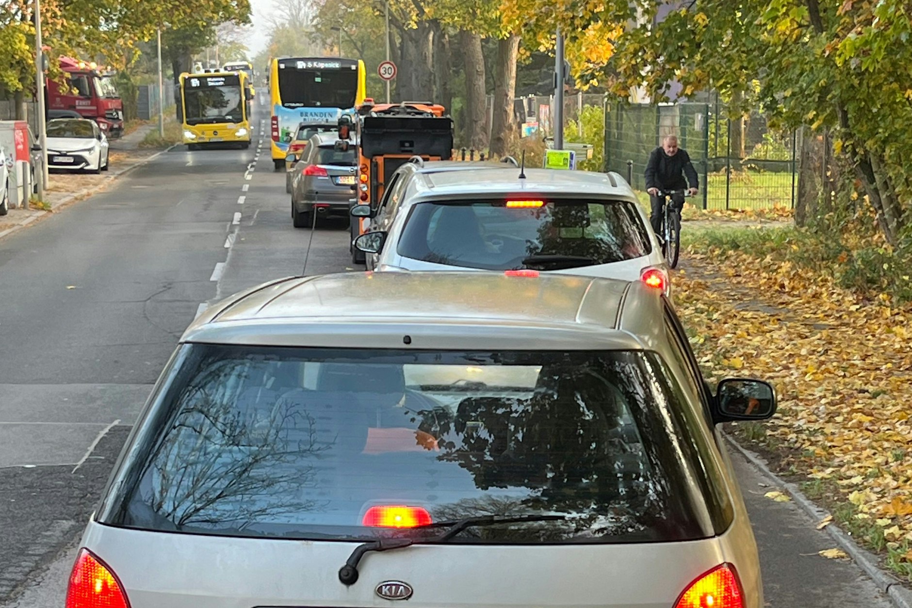 Derzeit staut sich der Verkehr auf der Umleitungsstrecke für die Wegedornbrücke massiv.