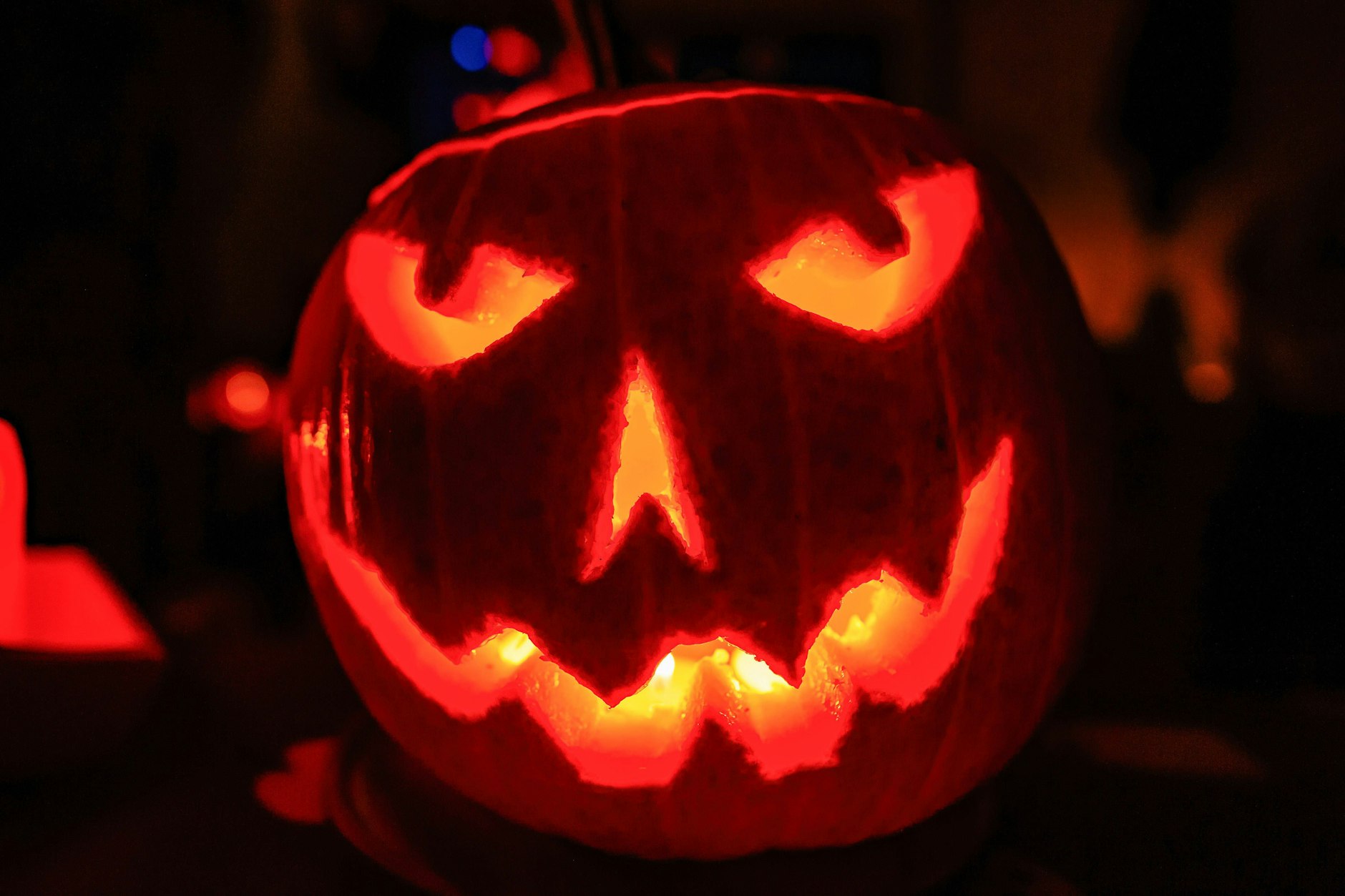 Ein Kürbis, der für Halloween präpariert wurde.