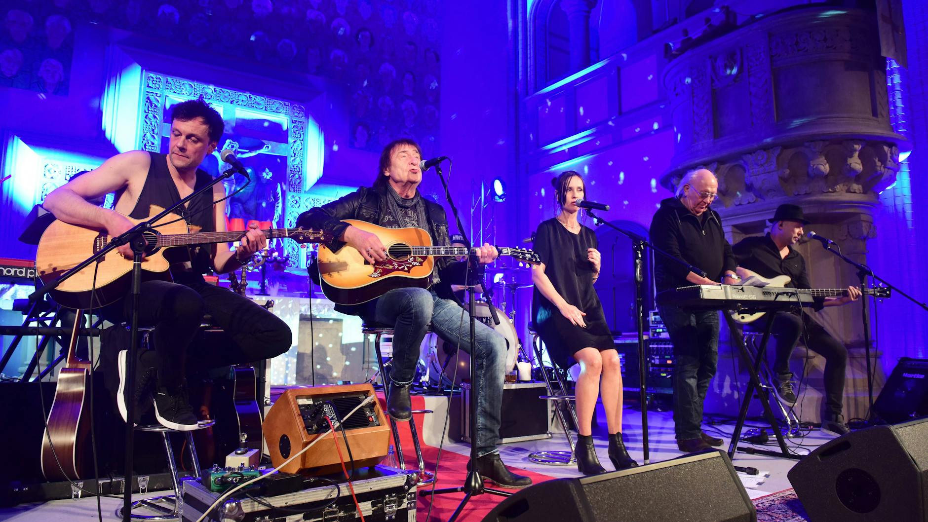 Wenn die Väter mit den Söhnen spielen: Andy Birr mit Papa Dieter „Maschine“ Birr (Puhdys), Jana Groß, und Puhdys-Keyboarder Peter „Eingehängt“ Meyer mit Sohn Hendrik Röder (2014).