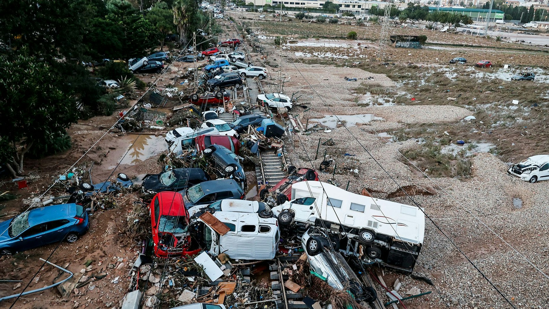 Autos, die durch das heftige Unwetter weggeschwemmt wurden, stehen auf den Gleisen. Dutzende Menschen gelten weiterhin als vermisst. 