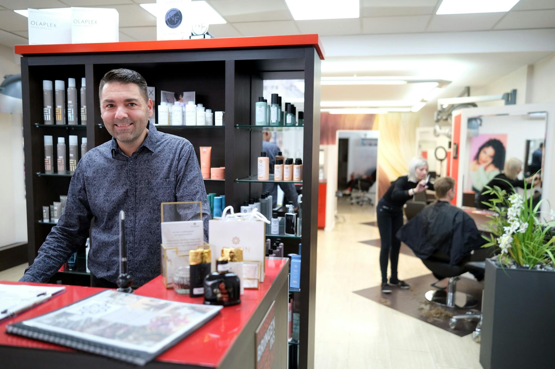 „Wat soll denn Schönet jemacht werden?“ Daniel Reimann am Tresen seines Friseurladens in Hellersdorf.