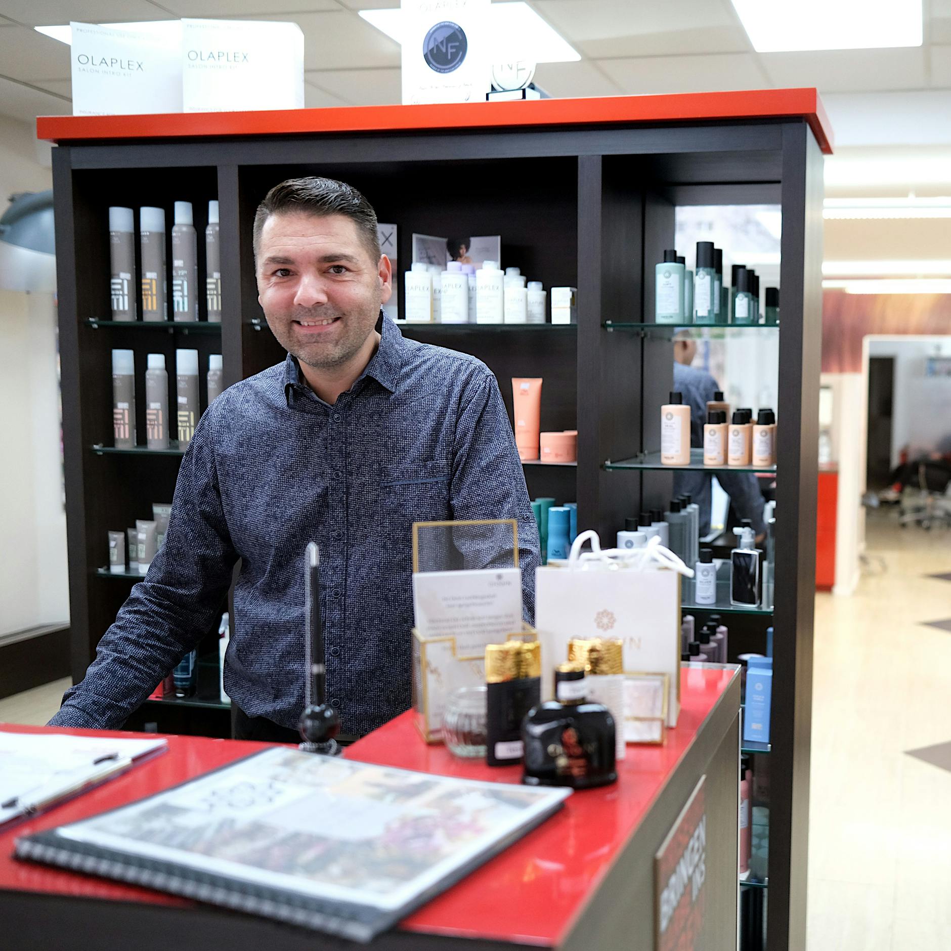 Hellersdorfer Balayage: Wie ein Kiezfriseur die geilsten Haartrends nach Berlin brachte