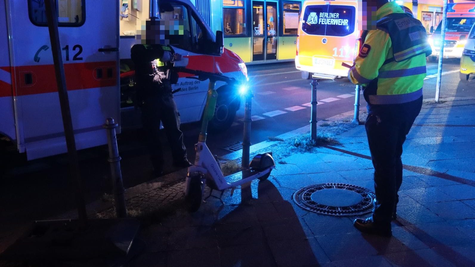 Einsatzkräfte am Unfallort.