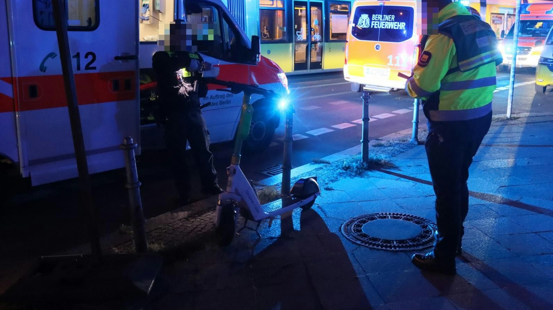 Einsatzkräfte am Unfallort.