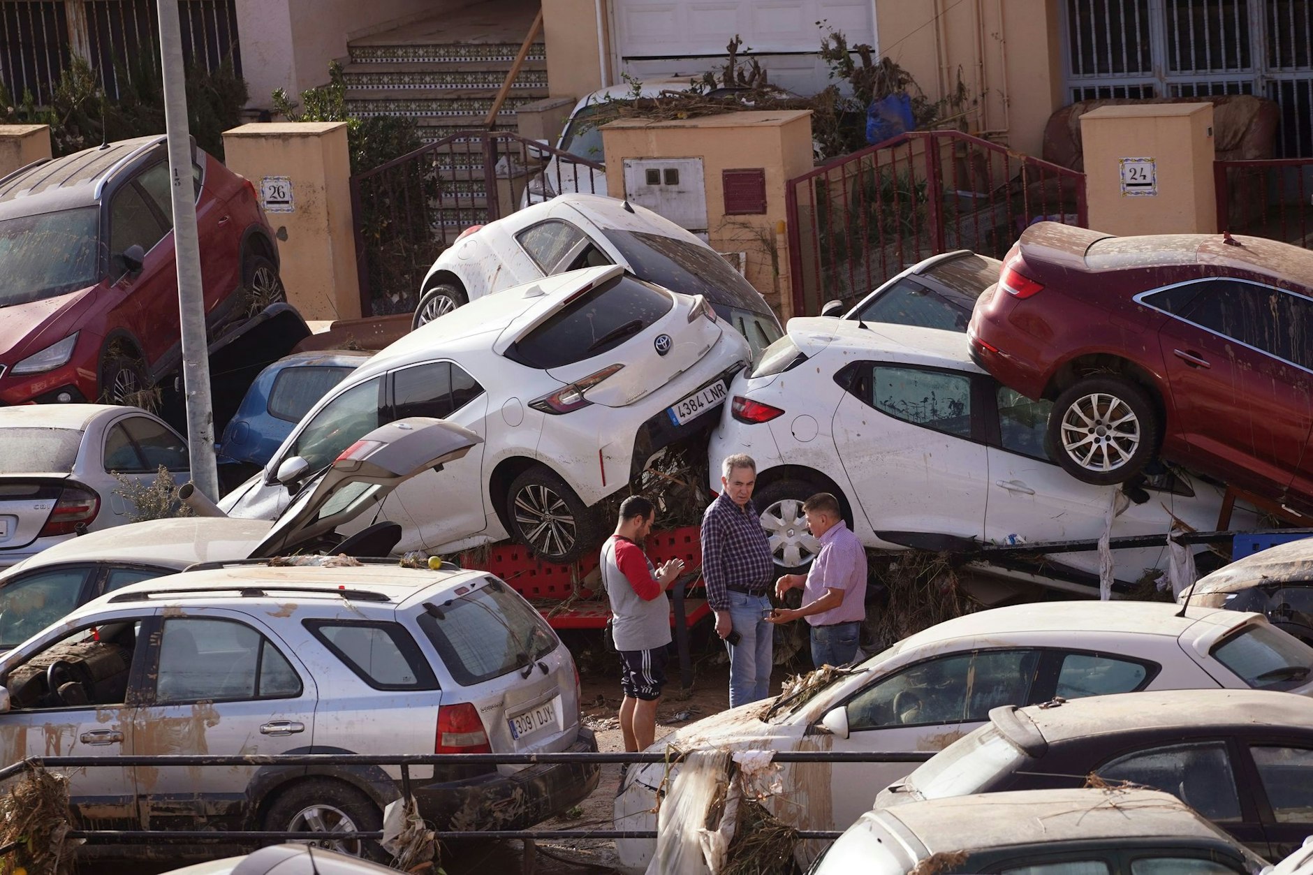 Berge von Autos türmen sich in einer Stadt in Spanien in der die Flut besonders schlimm gewütet hat.